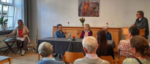 Kunstausstellung der Künstlerin Anne Theisen, Saarlouis, Abstrakte Kunst, Acryl Mischtechnik mit Wachs und Asche