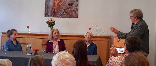 Kunstausstellung der Künstlerin Anne Theisen, Saarlouis, Abstrakte Kunst, Acryl Mischtechnik mit Wachs und Asche