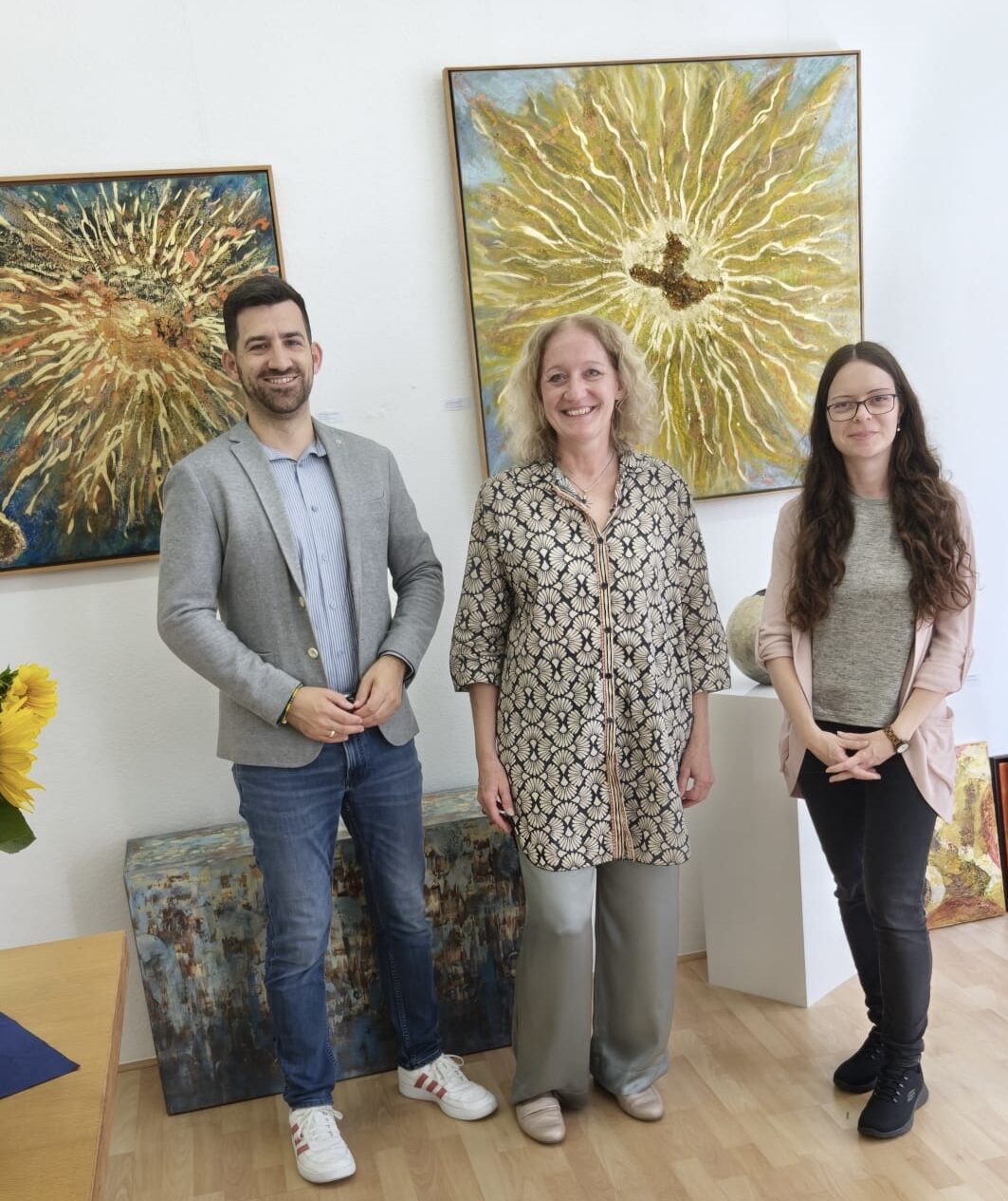 Stadt Saarlouis zu Besuch bei Neueröffnung Atelierpraxis Anne Theisen, Atelierausstellung Intuitive Kunst